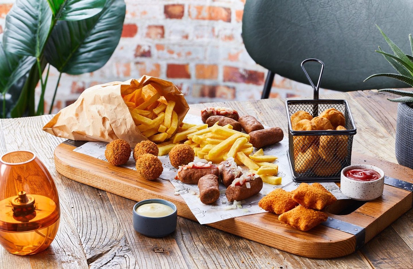 family borrelmoment in het eethuis